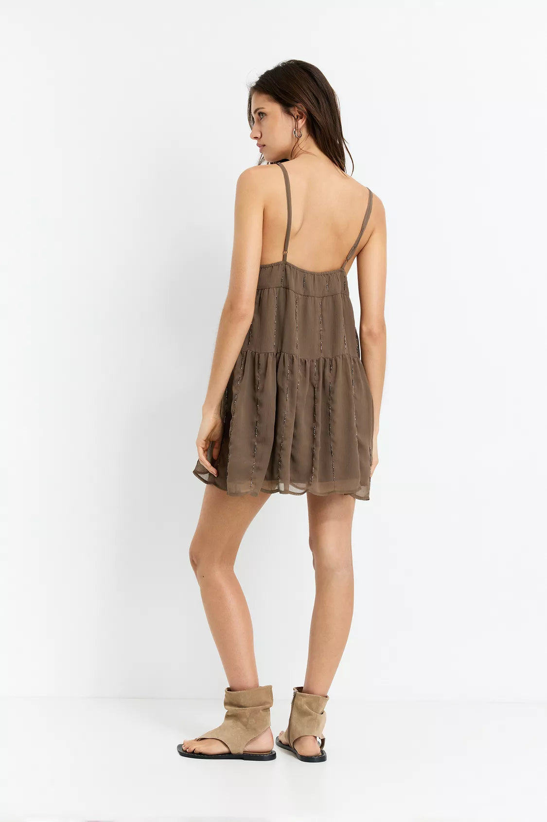 EMBER | Zeitloses Mini-Kleid mit Verziertem Ausschnitt