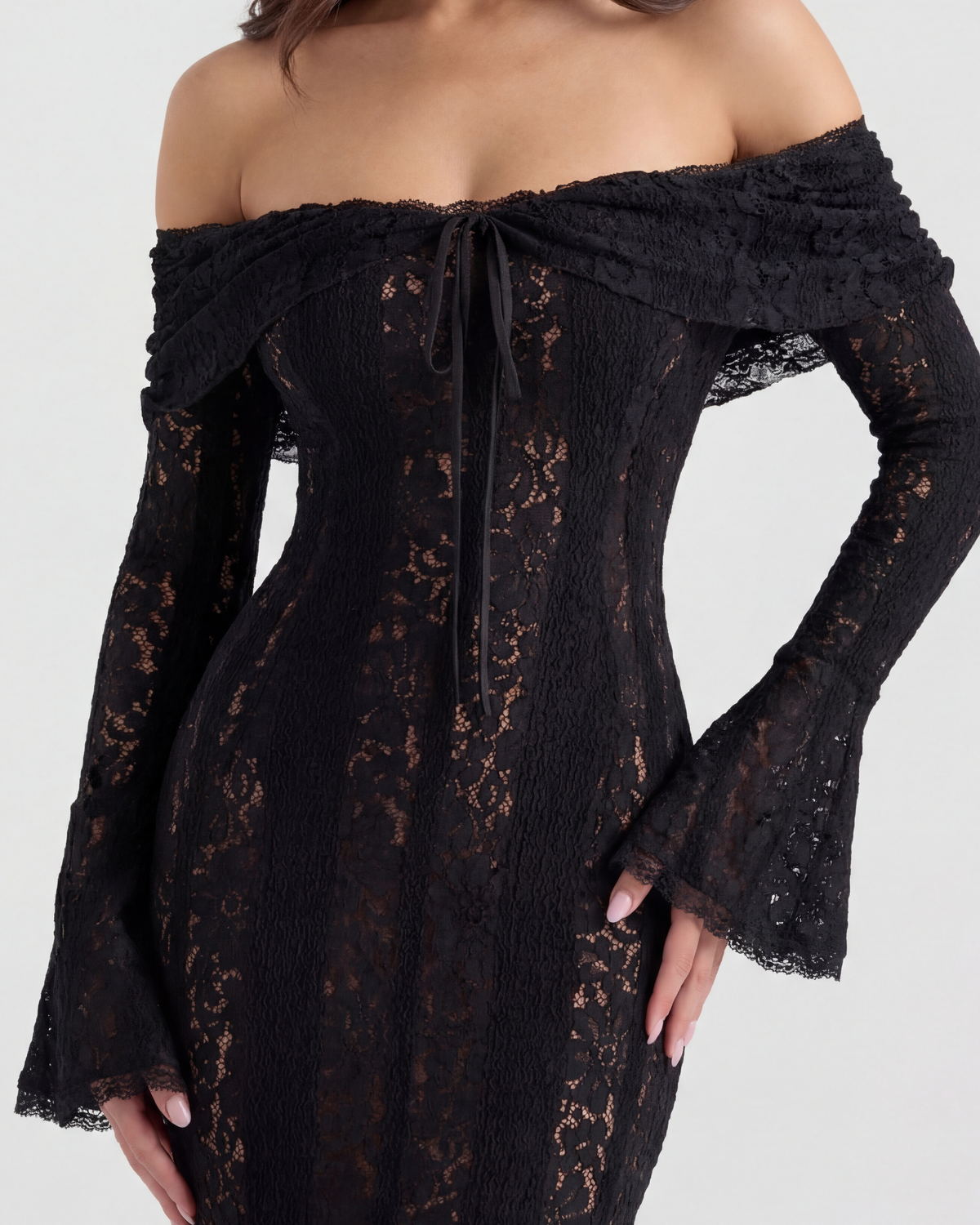 ALESSANDRA | Ausdrucksstarkes Maxikleid aus Spitze