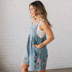 JULE | Kurze Denim-Latzhose mit Blumenmuster