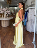 ZEYNEP | Elegantes Satin-Maxikleid mit Halter-Ausschnitt