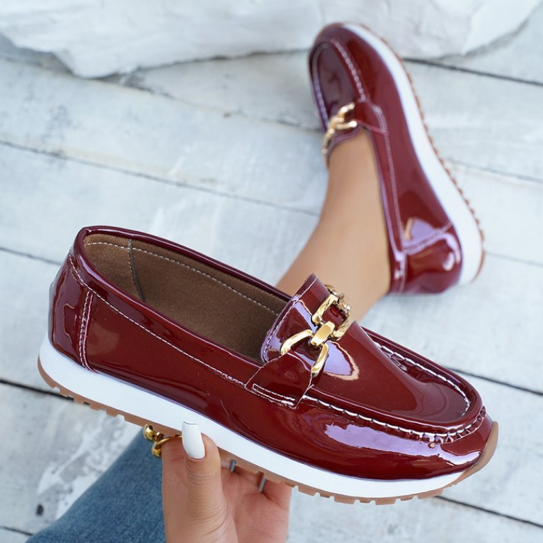Eleanor - Glänzende Bordeaux Slipper