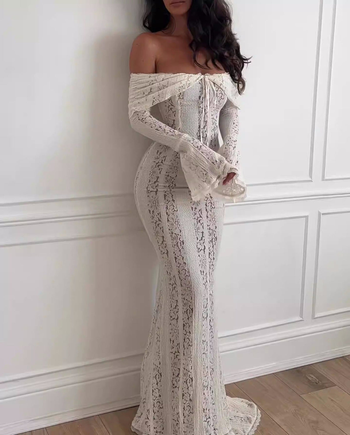ALESSANDRA | Ausdrucksstarkes Maxikleid aus Spitze