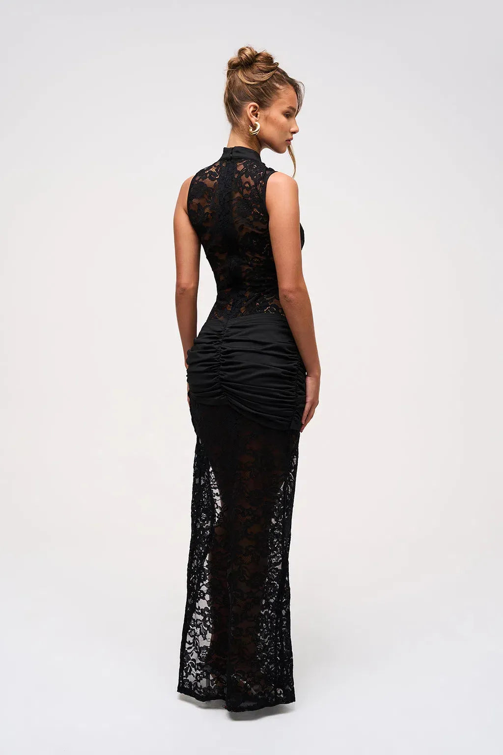 BLAKE | Spitzenkleid mit Tiefem Ausschnitt