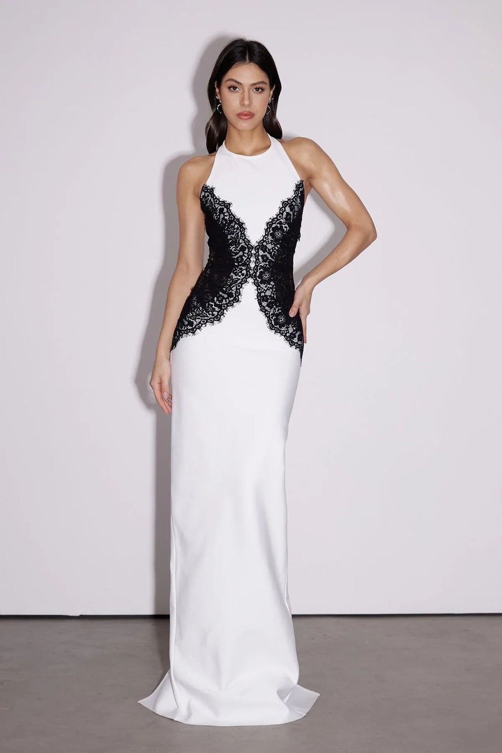 YLVA | Maxikleid mit Halterneck und Kontrastspitze