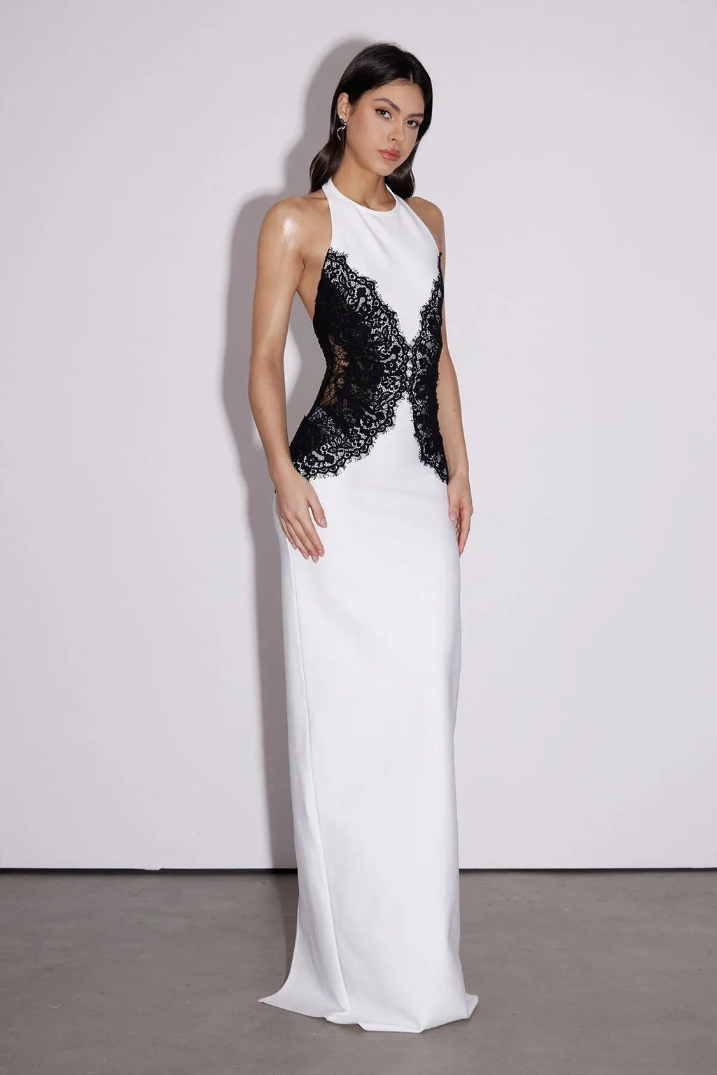 YLVA | Maxikleid mit Halterneck und Kontrastspitze